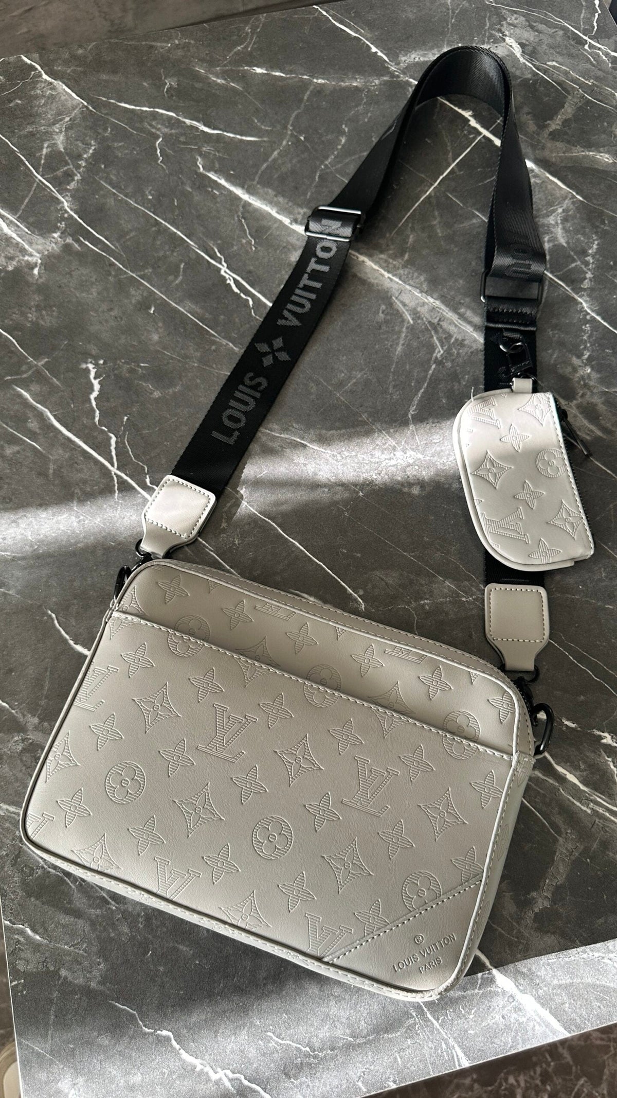 LV GRIS