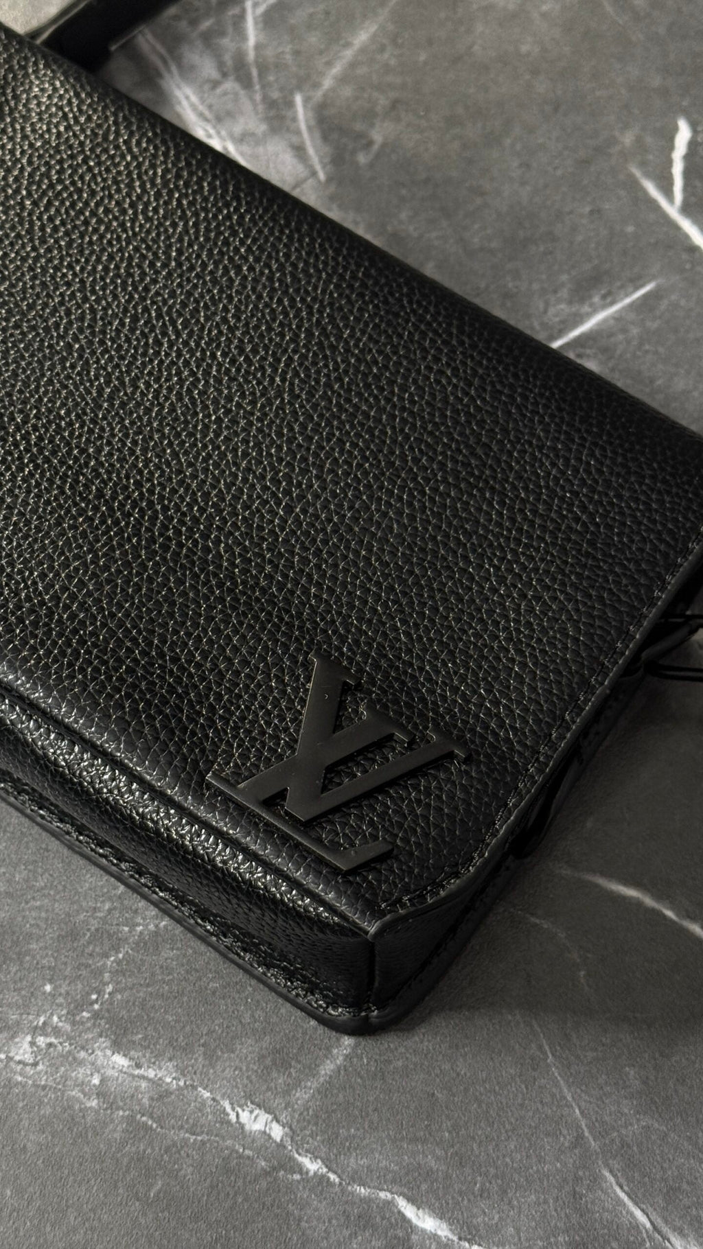 LV NEGRO CUADRADO