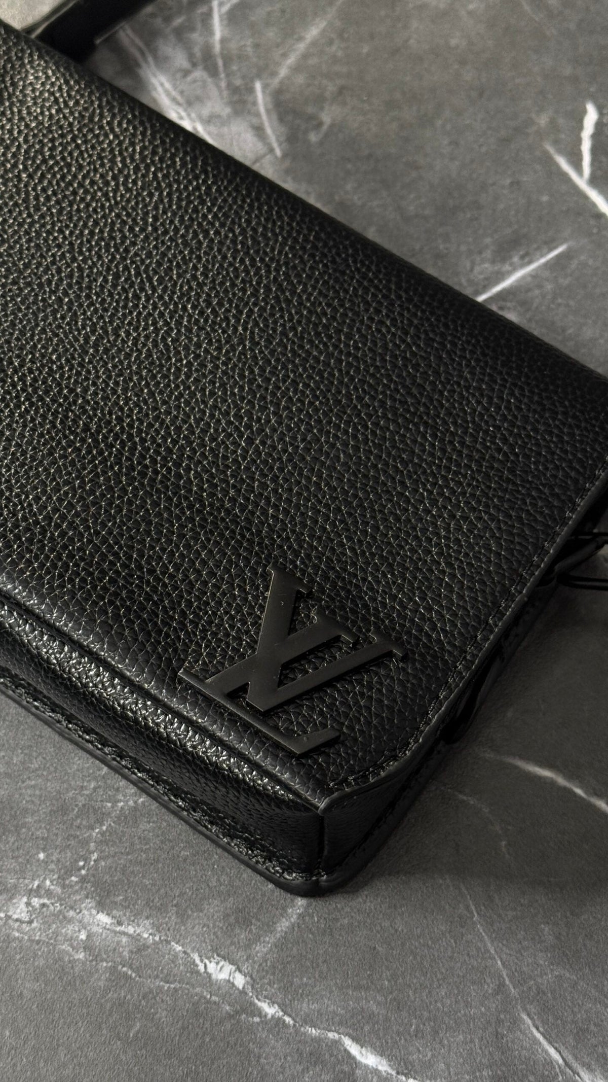 LV NEGRO CUADRADO